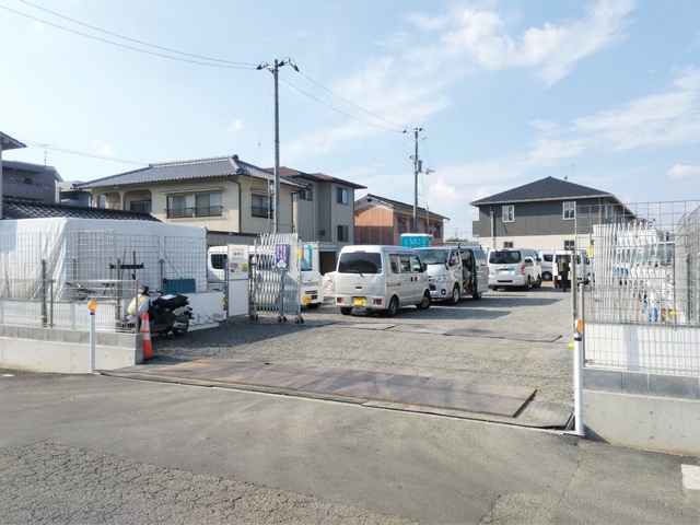 【松山市朝生田町のアパートの駐車場】