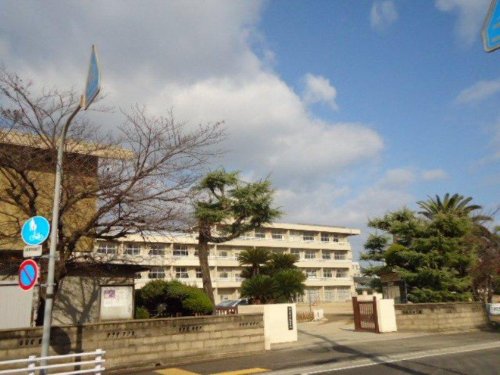 【港町ジー・アンド・ピーの小学校】