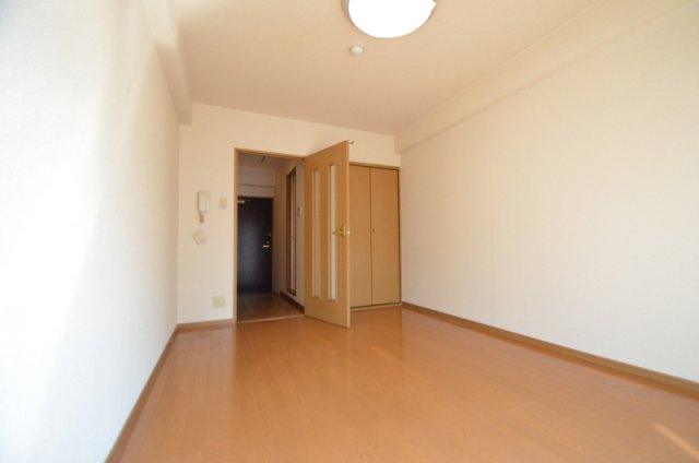 その他部屋・スペース　バルコニー方面から見ても広いのが分かるリビングです！