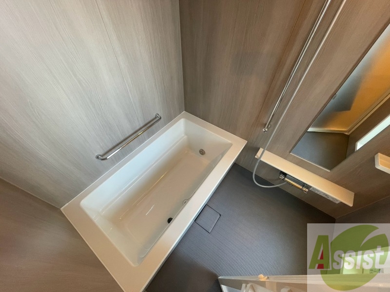 バス・シャワールーム　お風呂です。広々したバスでゆっくりくつろげます。