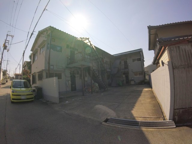 宝塚市桜ガ丘のアパートの建物外観