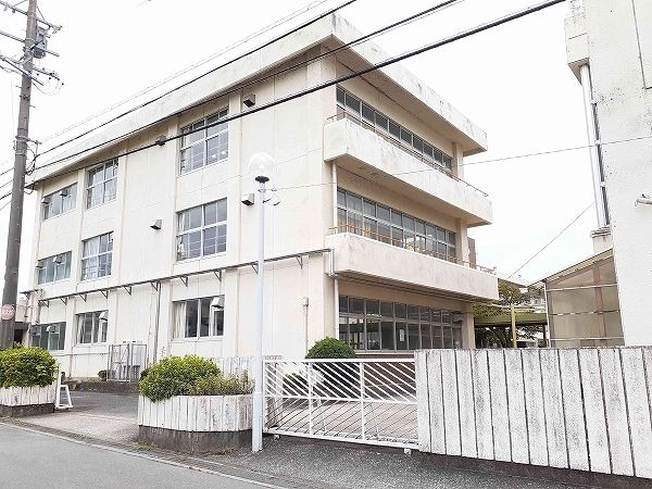 【亀山市関町新所のアパートの小学校】