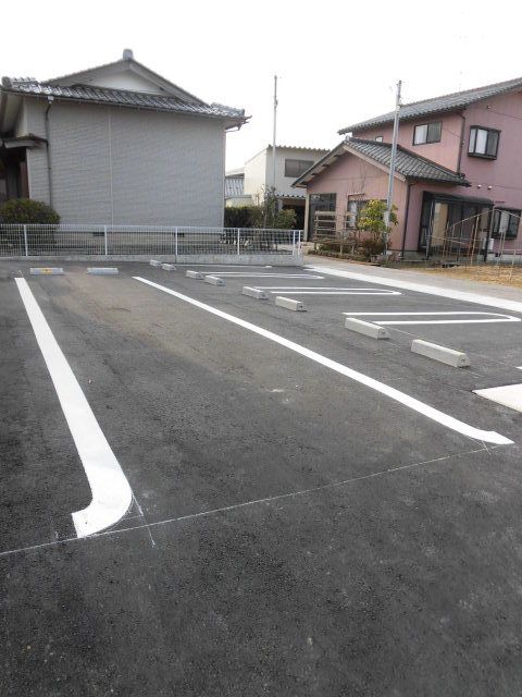 【能美市徳久町のアパートの駐車場】