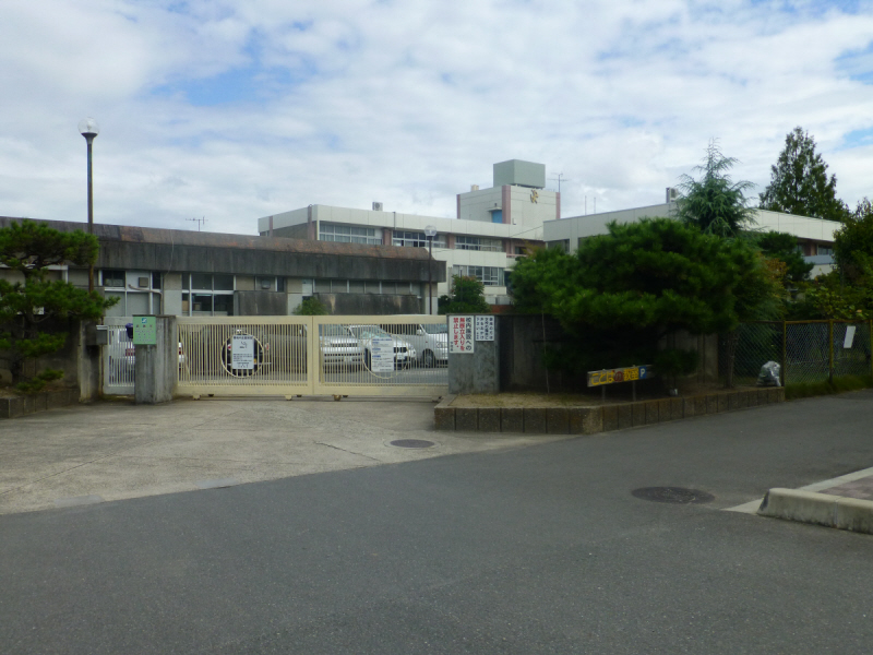 【大和郡山市野垣内町のアパートの小学校】