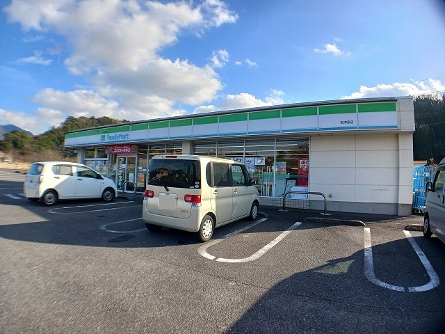 コンビニ　ファミリーマート　野津原店（コンビニ）まで550m