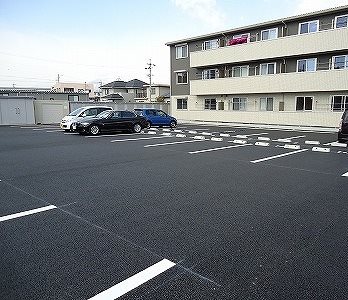 【松本市大字島立のアパートの駐車場】