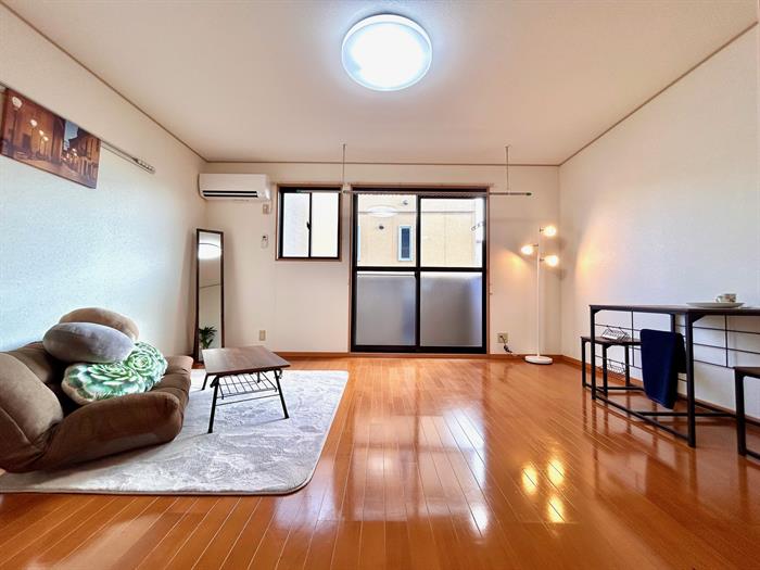 居室・リビング　広々としたリビングで家具を置いてもゆったりです♪