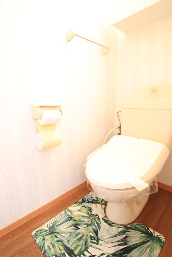 トイレ　温水洗浄便座付きです！棚付きで収納バッチリ☆