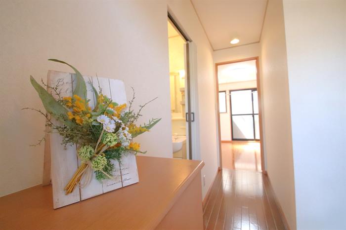 玄関　シューズボックスの上をおしゃれに飾り付けできます☆