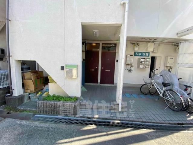 【箕面市牧落のアパートのエントランス】