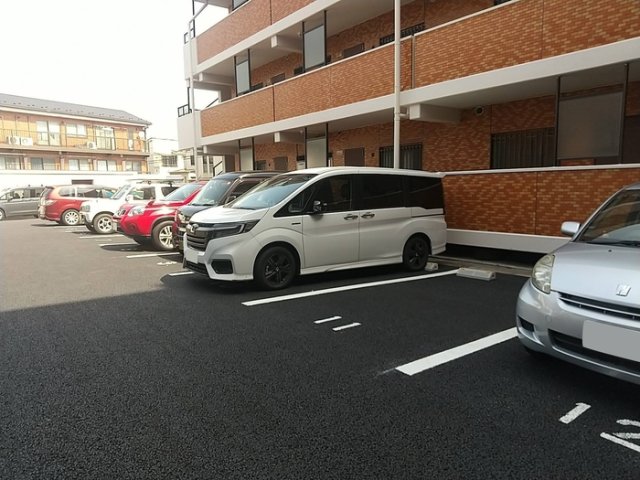 【長瀬第三マンションの駐車場】