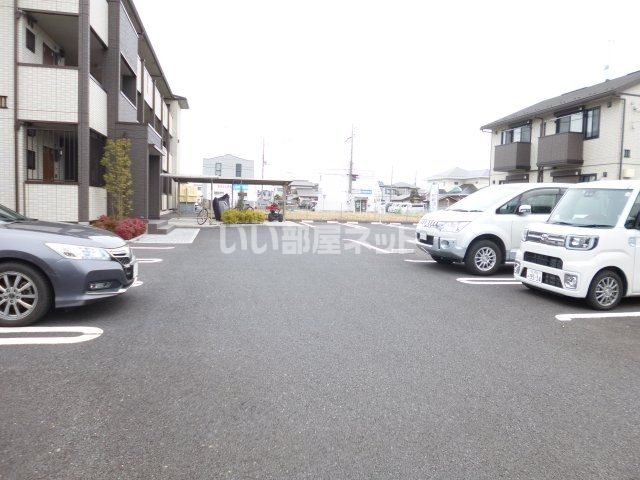 【古河市緑町のアパートの駐車場】