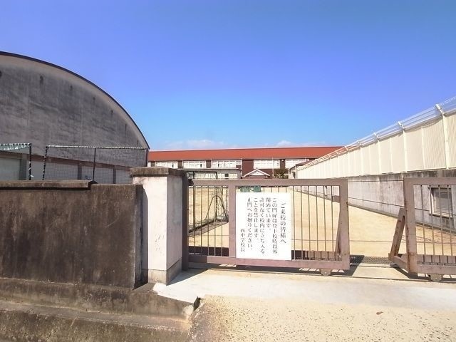 【倉敷市日吉町のマンションの中学校】