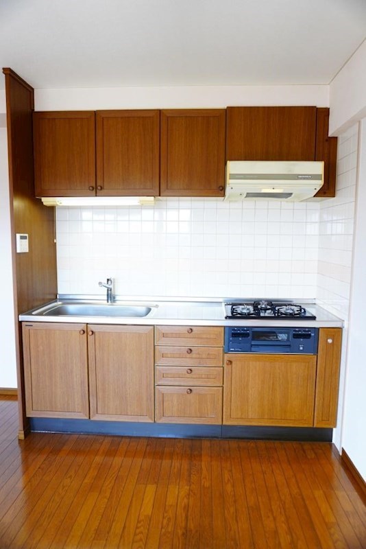 キッチン　３口ガスコンログリル付システムキッチンでお料理ラクラク