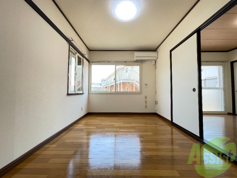 居室・リビング　５．４帖の洋室です。生活のメインとなる部屋ですね。