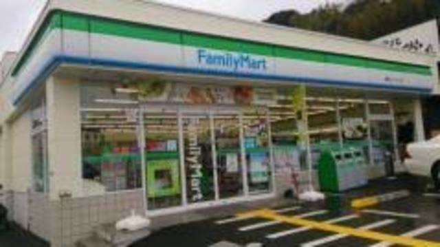 コンビニ　ファミリーマート　梅ヶ枝町（コンビニ）まで210m