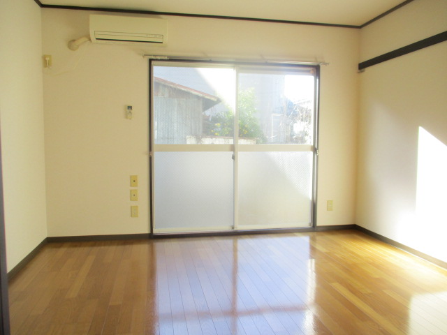 居室・リビング　南向きで陽当たりの良い広々8帖のお部屋。