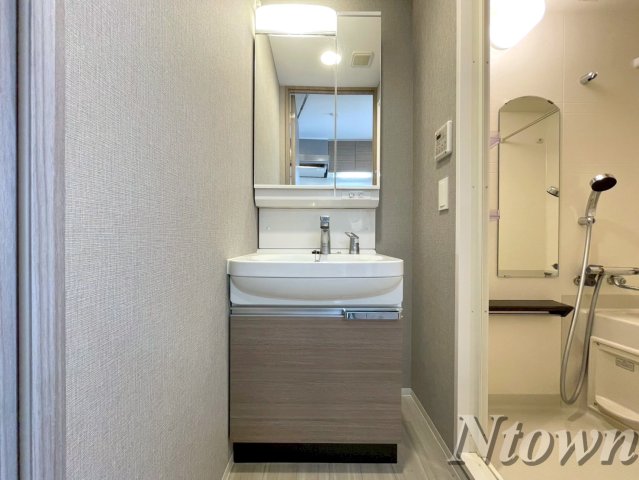 洗面設備　独立洗面化粧台が付いています