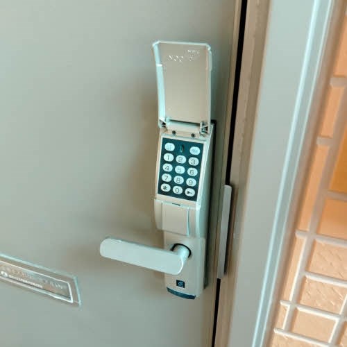 玄関　お部屋の鍵はデジタルキー