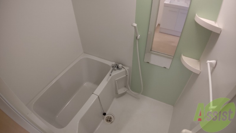 バス・シャワールーム　お風呂はこちら。１人暮らしにはピッタリのサイズ感ですね！