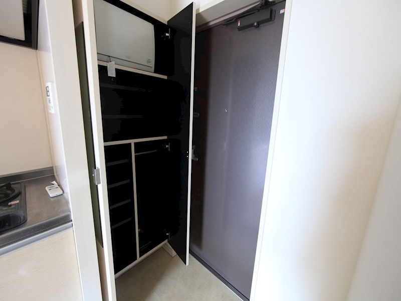 玄関　玄関　シューズボックス付（収納充実してます）