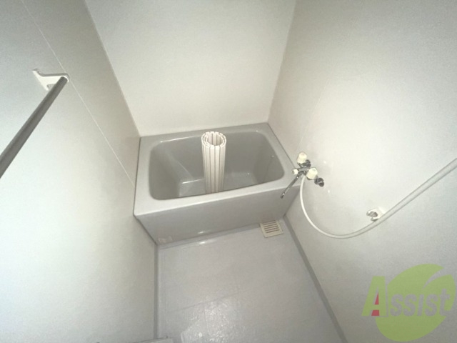 バス・シャワールーム　バスルームは狭すぎず、シャワーも浴びやすそうです。