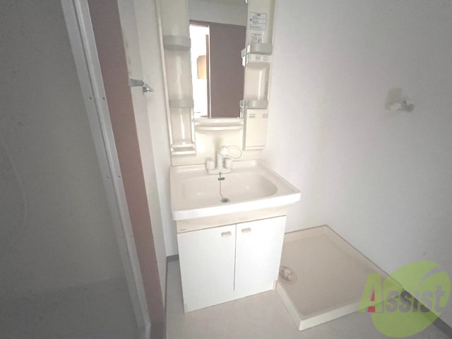 洗面設備　洗面台は独立していて、朝の準備も捗りそうです。