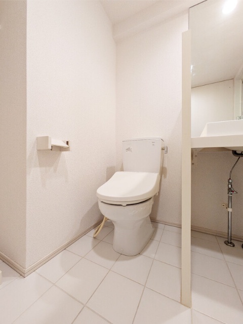 地下鉄七隈線 薬院大通駅 徒歩6分 15階建 築19年のトイレ写真