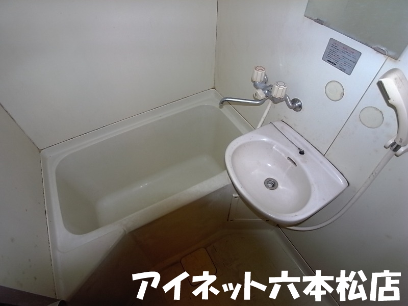 バス・シャワールーム　1日の疲れを流しましょう。