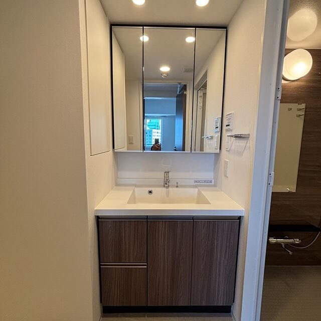 洗面設備　ゆったりとスペースのある洗面所