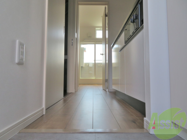 玄関　玄関から撮影しました。キッチン周りも圧迫感がなくていいですね