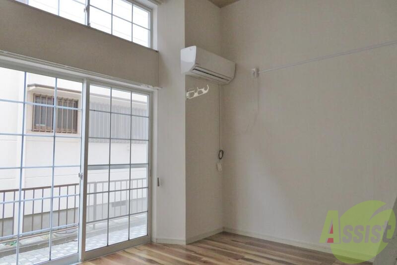 居室・リビング　お部屋は窓が大きく電気を付けなくても明るい感じ。