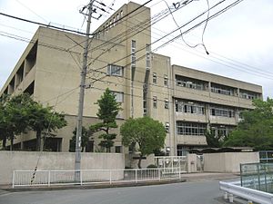 中学校　四條畷市立四條畷南中学校（中学校）まで454m