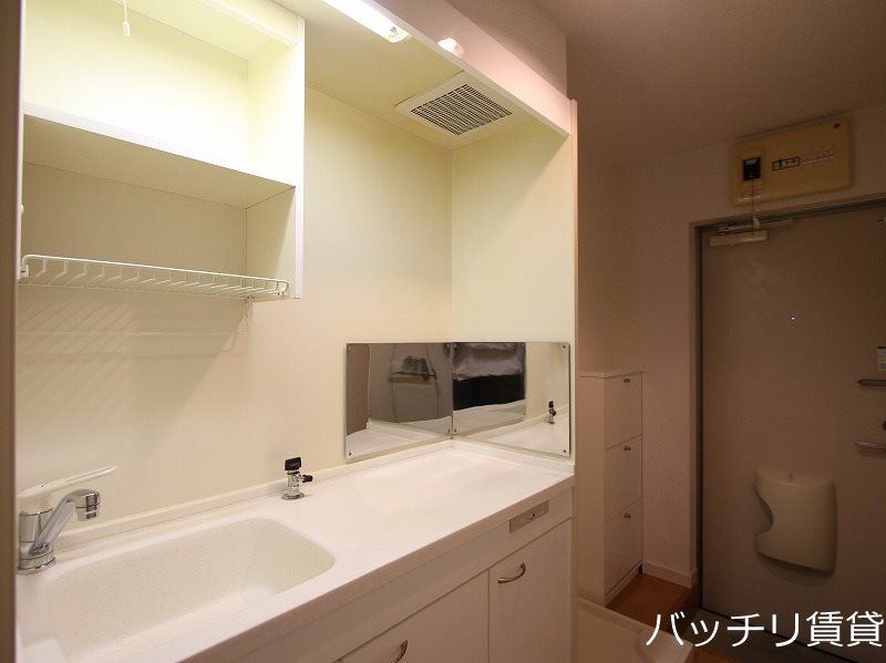 キッチン　同型タイプの為、現状を優先いたします。