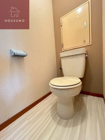 トイレ　落ち着いた色調のトイレです