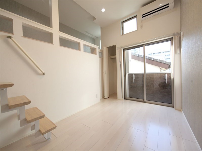 居室・リビング　洋室6.1帖　ロフト5.8帖（収納にも寝室にも使えます）