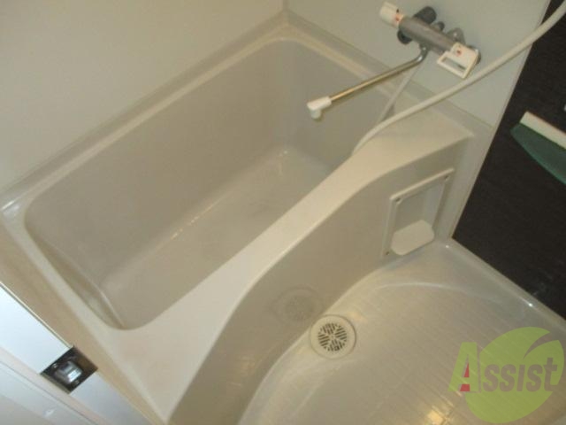 バス・シャワールーム　真っ白浴室