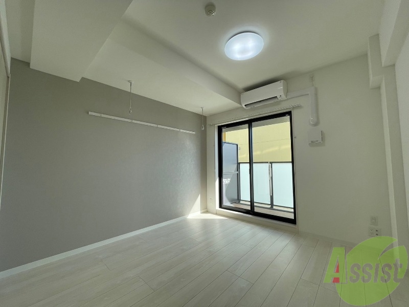 居室・リビング　こちらは６．８帖の洋室になります。陽当たり良好でございます。