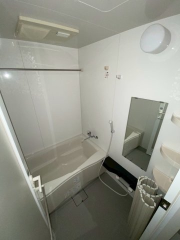 バス・シャワールーム　コンパクトで使いやすいお風呂です