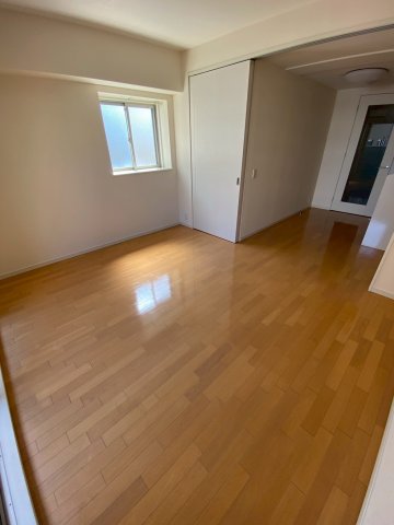 その他部屋・スペース　開放的な寝室です