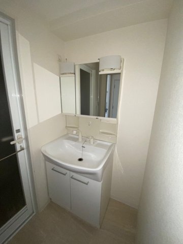 洗面設備　ゆったりとスペースのある洗面所