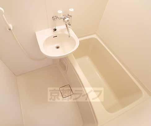 バス・シャワールーム　この賃料でバストイレ別は魅力的。