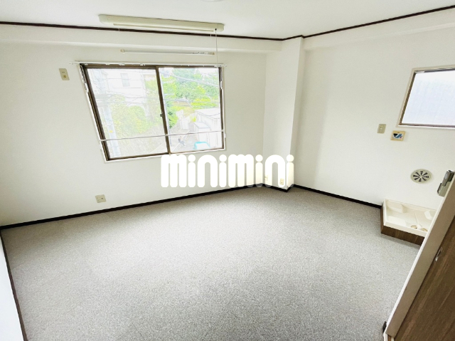 居室・リビング　広い９帖の居室です