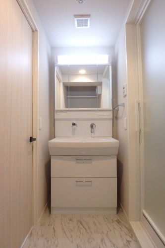 洗面設備　他物件参考画像。建具・壁・床色は異なります。現況優先。