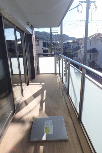 バルコニー　他物件参考画像。建具・壁・床色は異なります。現況優先。