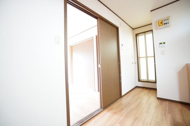 居室・リビング　※同物件・反転タイプの写真です。