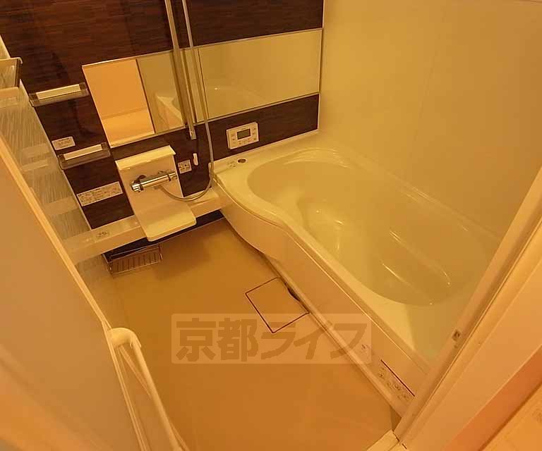 バス・シャワールーム　きれいなバスルームです。