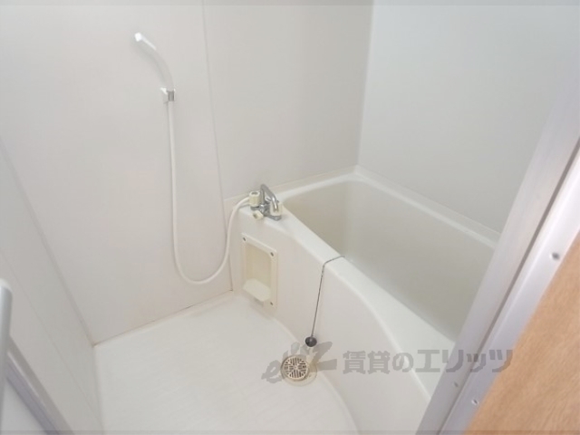 バス・シャワールーム　ぴかぴかのお風呂です