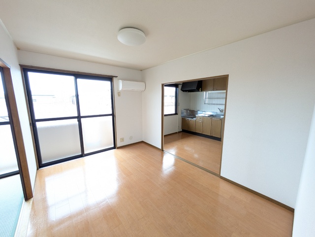 居室・リビング　★★南側、６帖の洋室です♪★★