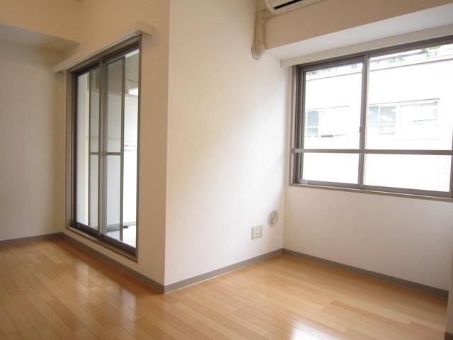 居室・リビング　採光性の高い２面サッシ